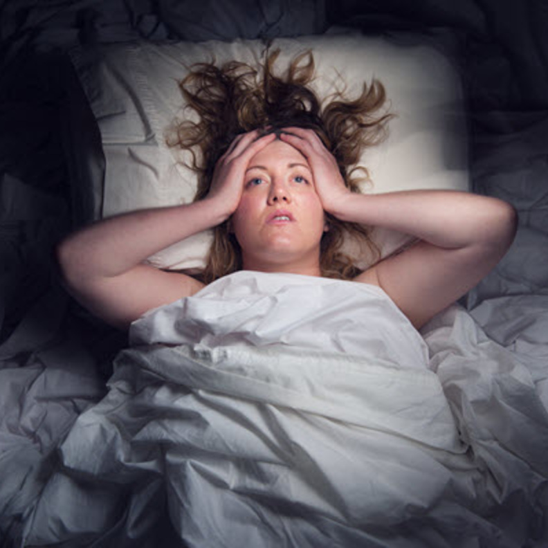 لماذا تصابين بالارق عند تغيير مكان نومك؟