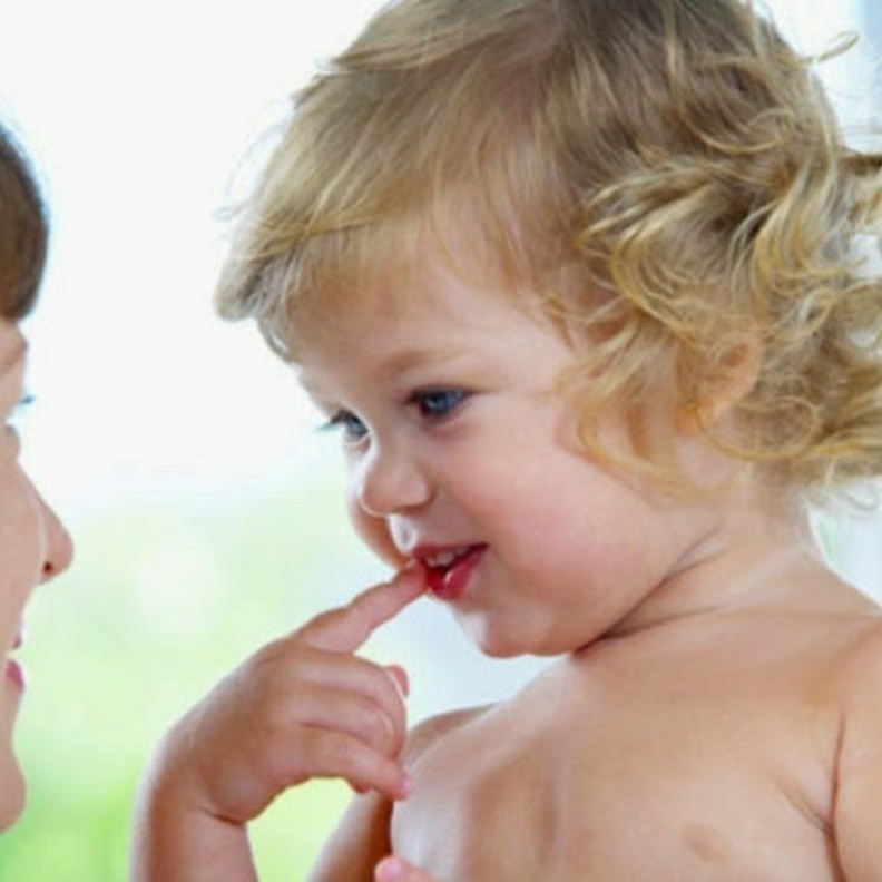 للأم دور كبير في مساعدة طفلها على النطق