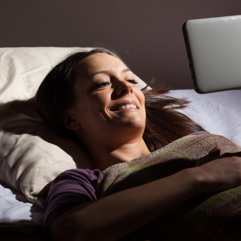 استخدام الاجهزة الالكترونيه قبل النوم يسبب الارهاق