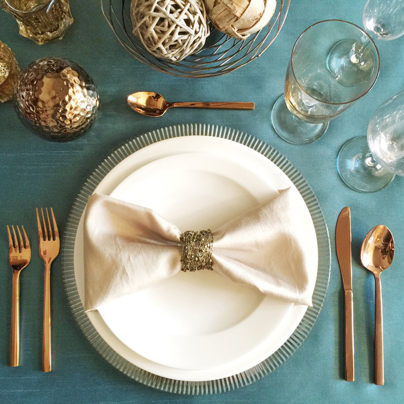 استخدمي المفرش ذو اللون الواحد لإبراز الأواني