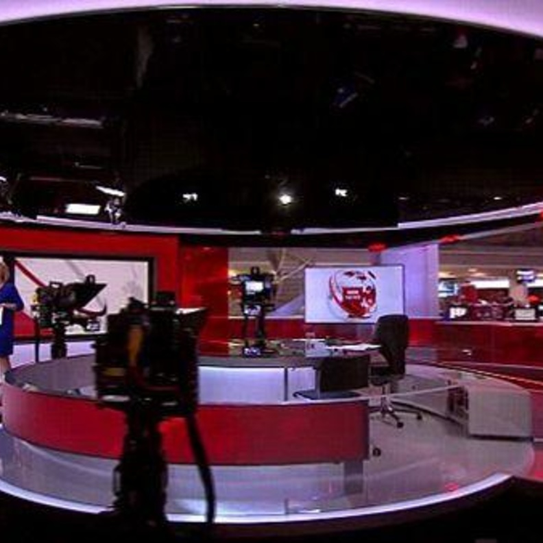 بالفيديو: مذيعة تتعرض للإحراج بسبب كاميرات الإستديو!