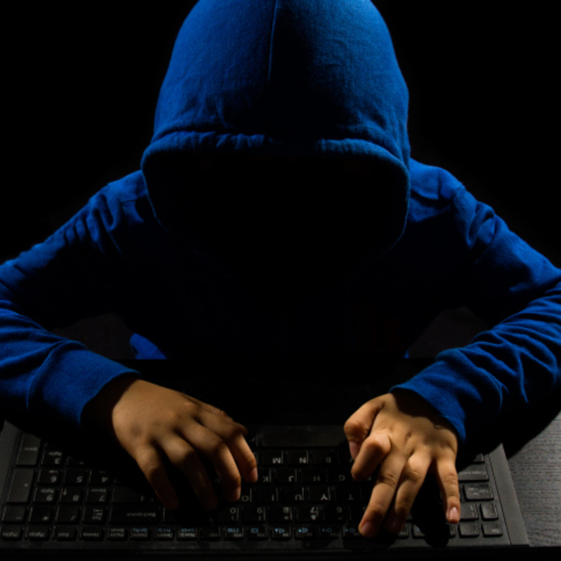 استعانت بطفليها لسرقة محل