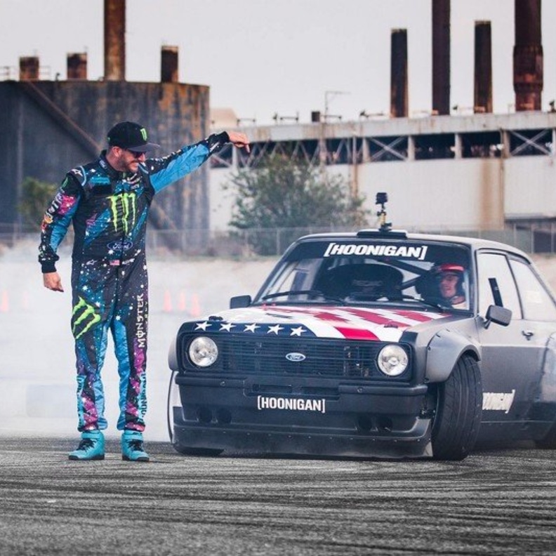 استعراض خطير لكين بلوك بسيارة دفع خلفي