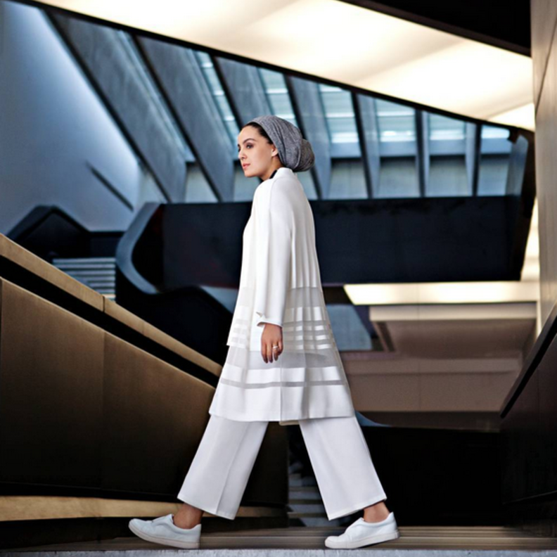 دلال الدوب متألقة بستايل عملي بألوان حيوية