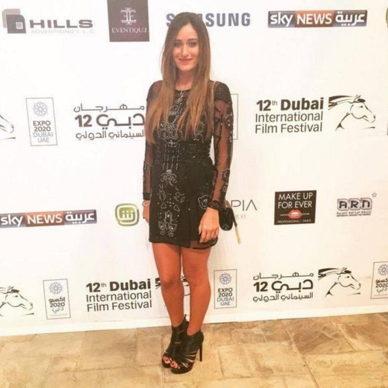 اسلوبها شبابي وعصري بالفساتين القصيرة والبراقة