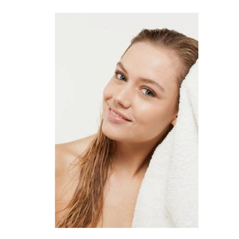 اسمحي لشعرك بالجفاف بشكل طبيعي مبتعدة عن المجففات الكهربائية