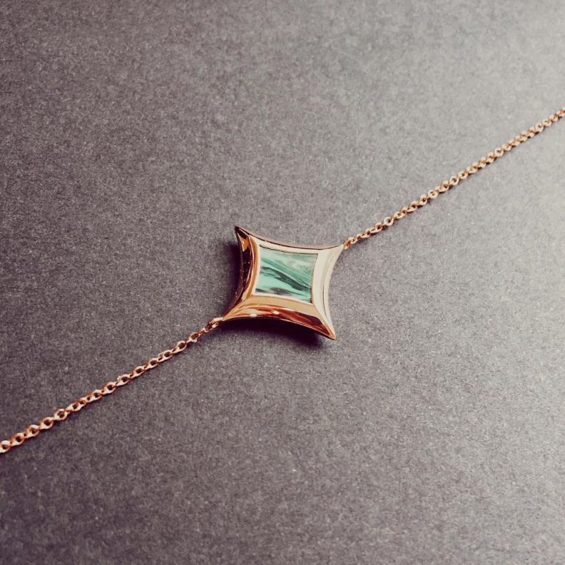 مجموعة من القلادات الراقية والمميزة من دار بن صبار