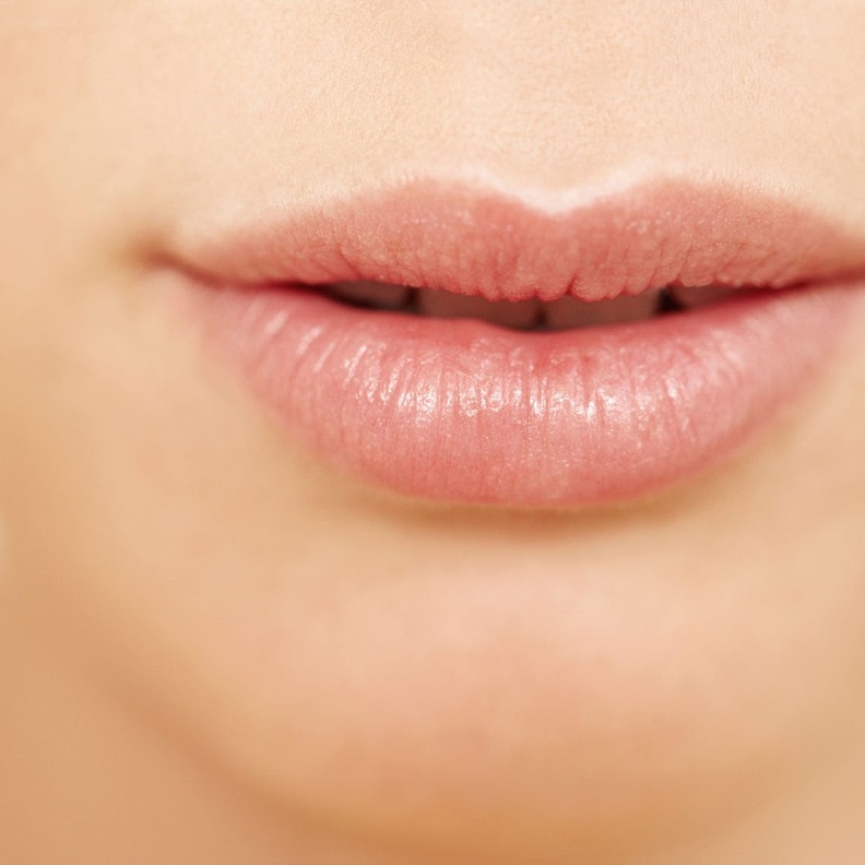 اشربي الماء بكثرة لترطيب بشرتك وشفاهك 