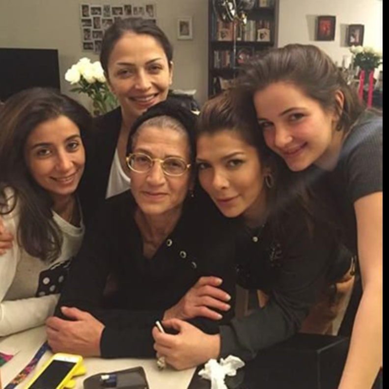 اصالة مع والدتها وباقي افراد الاسرة