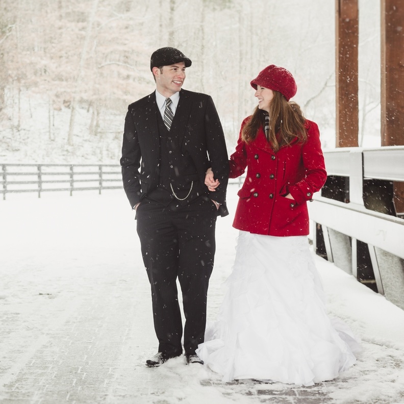 اصطحبي معك معطفا يتناسب مع الفستان حتى ولو يكن باللون الابيض