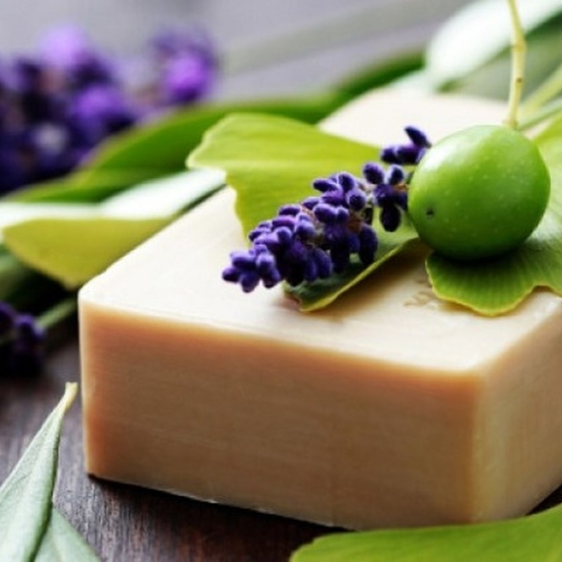 اضيفي المكونات المعطرة في خلطة صابونة الغار 