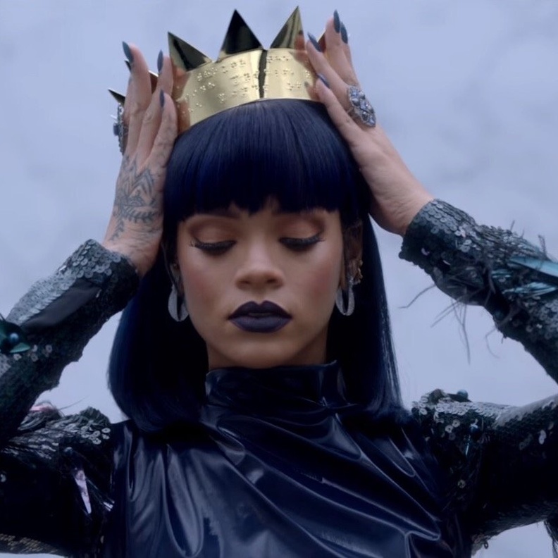 معجبو ريهانا قلقون بعد انهيارها على المسرح