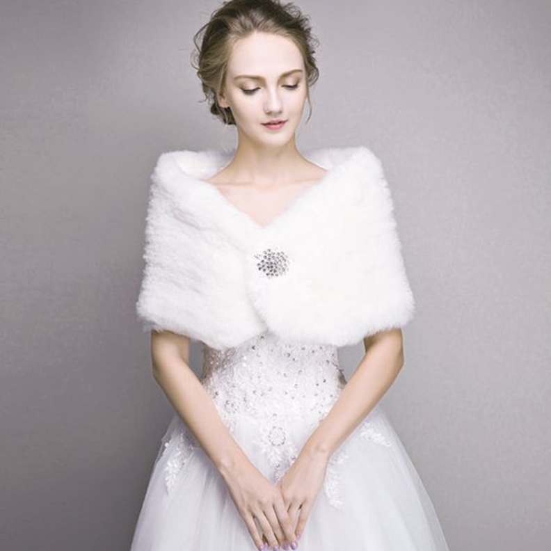 اطلالة أنثوية ناعمة مع وشاح الفرو للعرس الشتوي