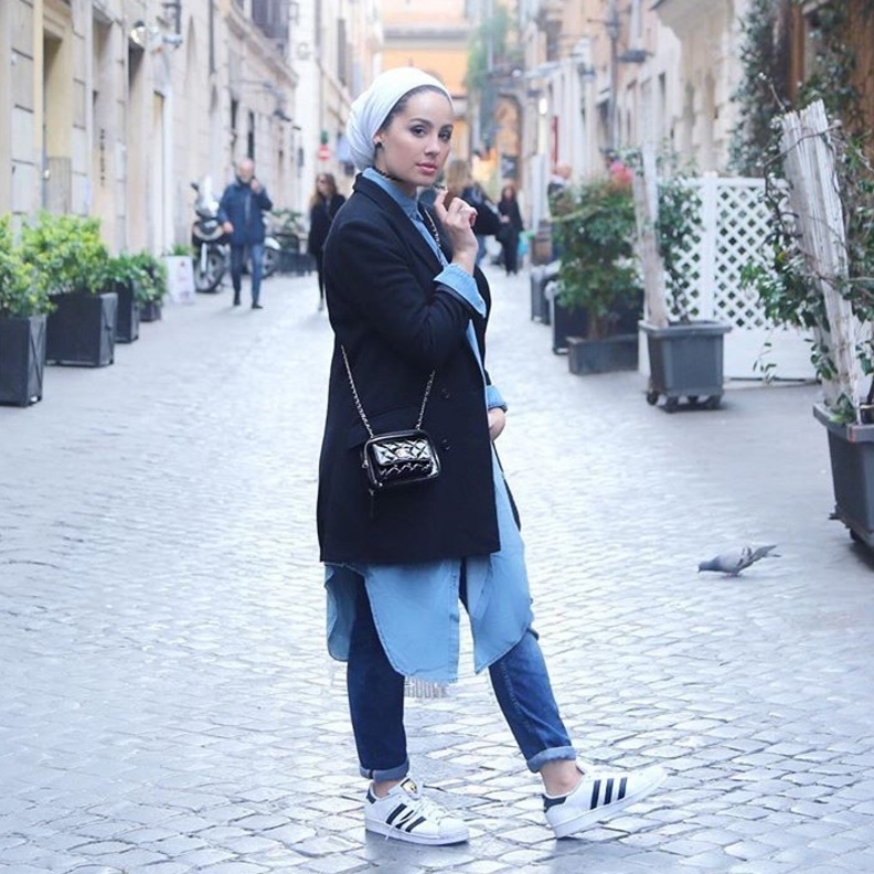 اطلالة انيقة بالجينز للمحجبات من اختيار اسيا 