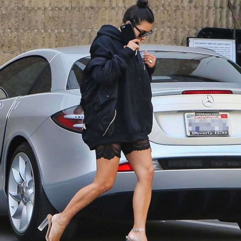 كيم كارداشيان في فستان زيتي قصير وقد نسقته معه شنطة يد من لويس فويتون