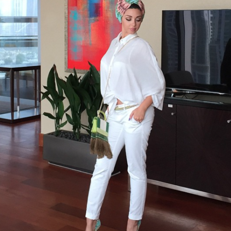 تنسّق الاحذية الرياضية مع تنانير الميدي بأسلوبها الخاص