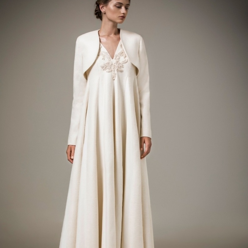 اطلالة راقية و فخمة لخطوبتك في العيد من Aishi Studio