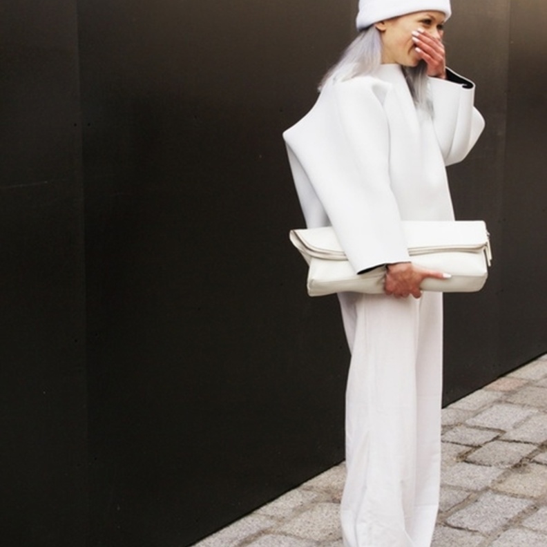 اطلالة عصرية باللون الأبيض هذا الموسم 