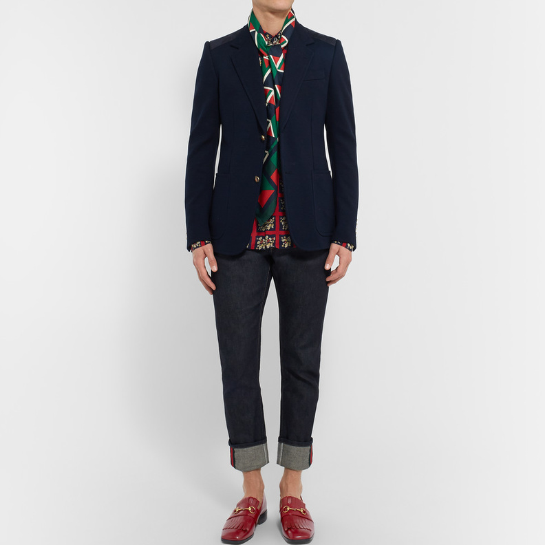 اطلالة عصرية بلوفر أحمر من قوتشي مزين بالشراشيب