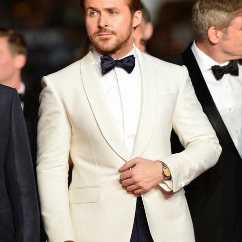 اطلالة غاية في الأناقة لريان غوزلينغ في التوكسيدو البيضاء