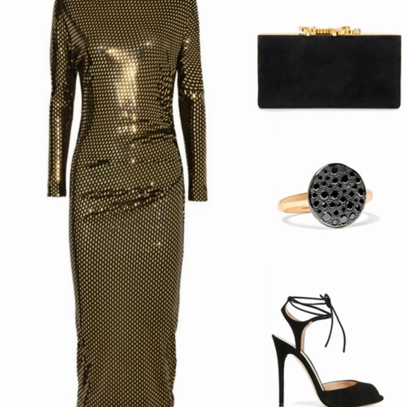 اطلالة في الأقمشة البراقة في فستان ذهبي من فيفيان ويستوود