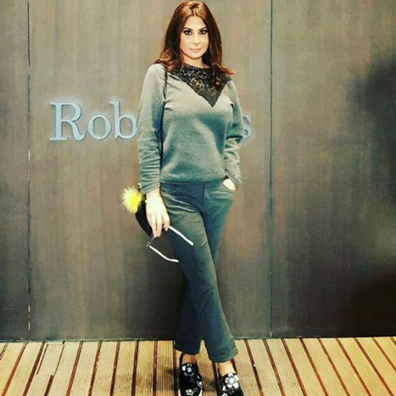 اطلالة كاجوال نسقتها اليسا في دبي لمشوار مع الأصدقاء