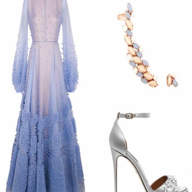 اطلالة مرهفة وفعمة بالأنوثة في درجات الأزرق والفضي الملكي