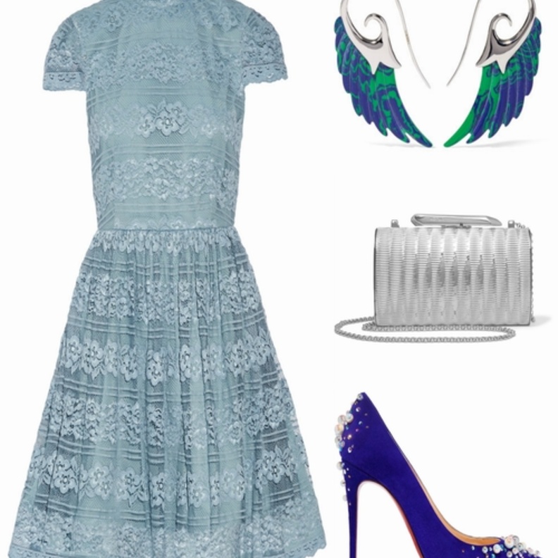 اطلالة ناعمة في الفستان القصير من الدانتيل من فالنتيو