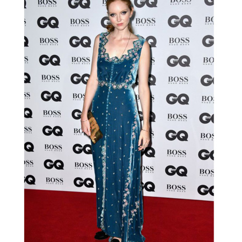 اطلالة ليل كول Lily Cole بالفستان الازرق المخملي 