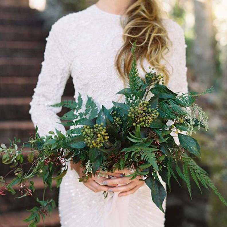 اطلالتك البيضاء مع باقة الزهور الخضراء الزمردية تزيدك سحرا و انوثة