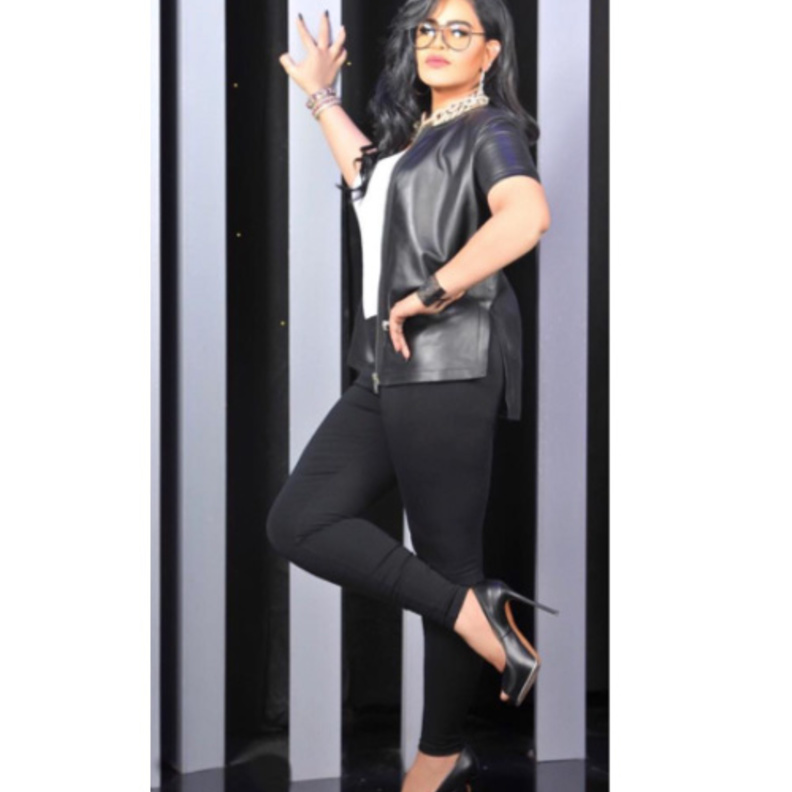 اعتمدت أحلام صيحة الجلد بألوان أنيقة وكلاسيكية جمعت الأبيض والأسود