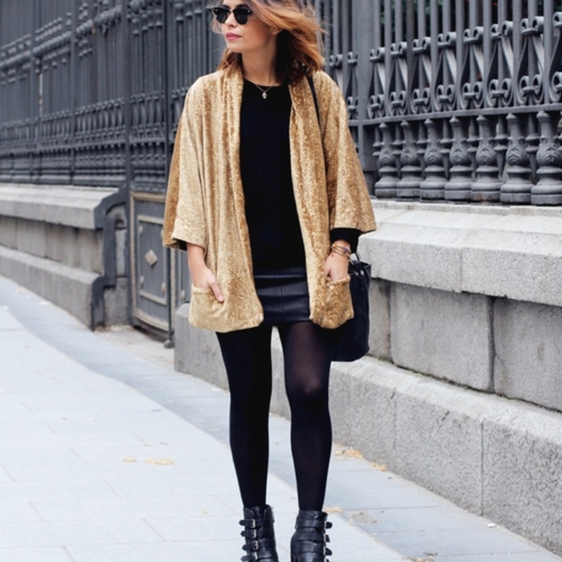 اعتمدي جاكيت من الترتر الذهبي مع اطلالتك الأنيقة باللون الأسود