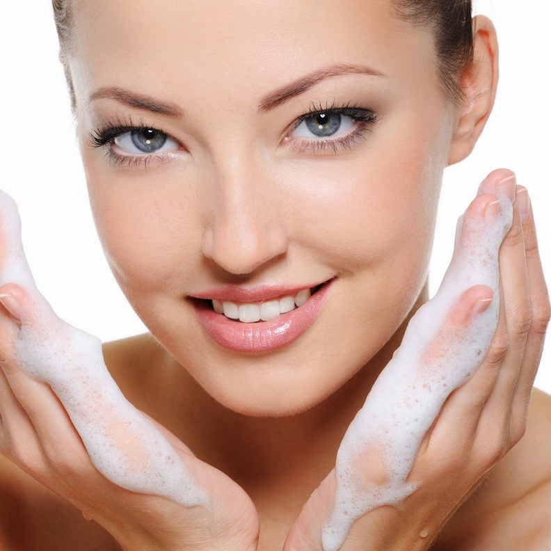 اغسلي وجهك جيداً بعد تمرير خلطات تبيض البشره