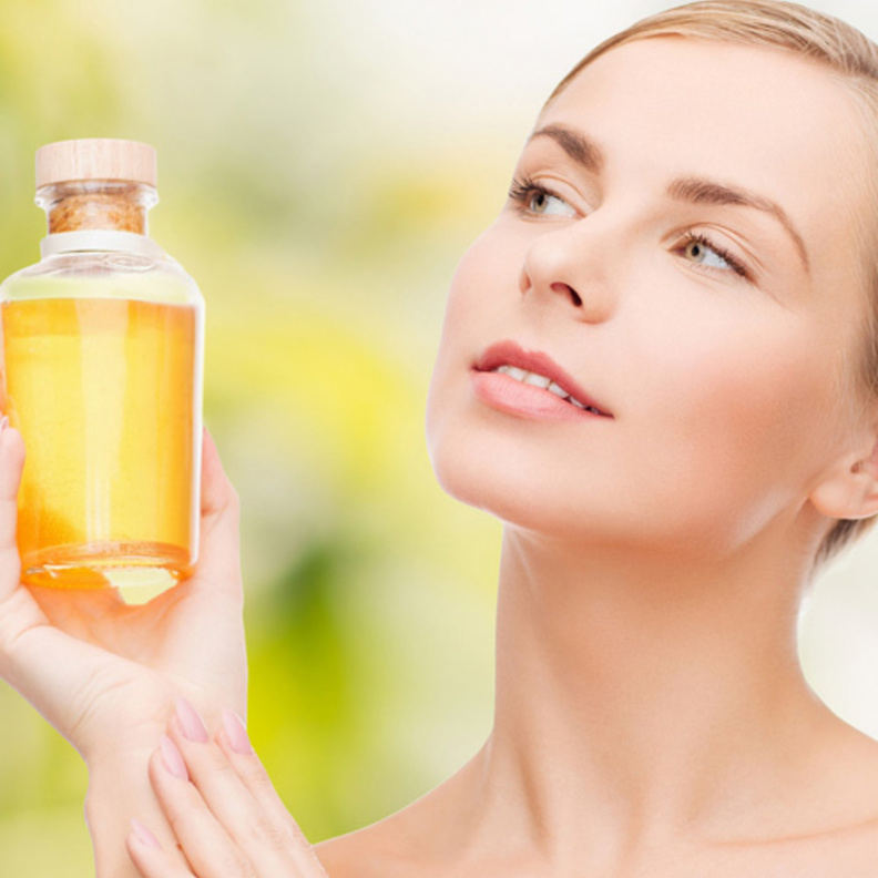 افركي المساحة الممتدة من ذقنك باتجاه جبينك بالزيوت المغذية