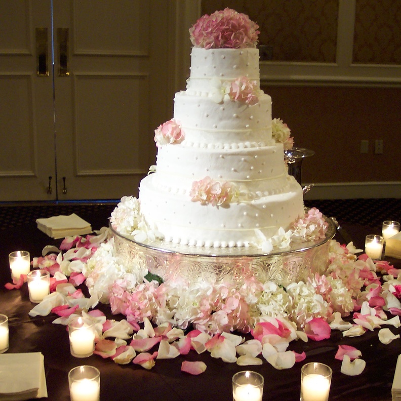 افكار جميلة لزينة طاولة كيكة زفافك بالشموع والزهور