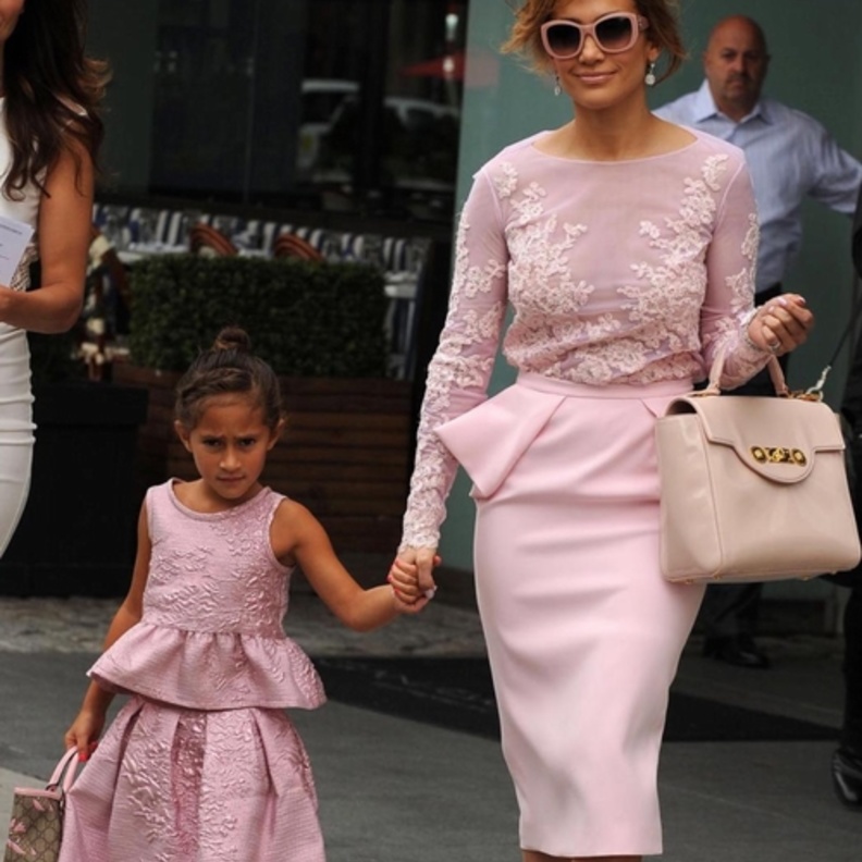 شيرين عبد الوهاب وابنتيها بإطلالات ملوّنة وأنثوية