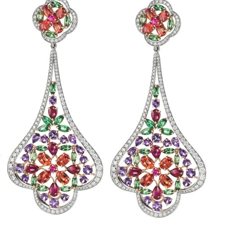 قفطان مغربي من اوسكار دي لارنتا مع أقراط رائعة من شوبارد