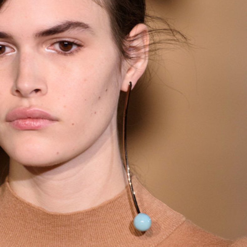 اكسسوارات يدوية من اللؤلؤ الملون لاطلالة شبابية