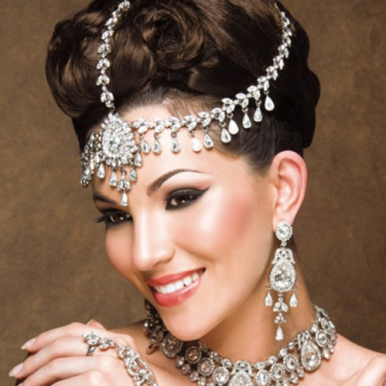 عروس ترتدي طقم اكسسوار