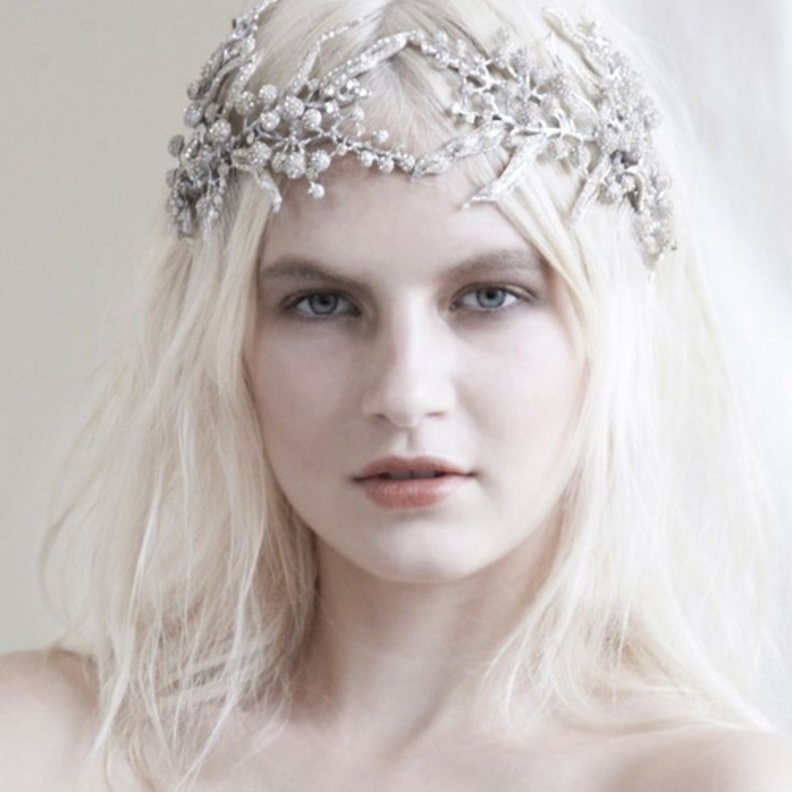 اكسسورات شعر تكلل عروس الشتاء