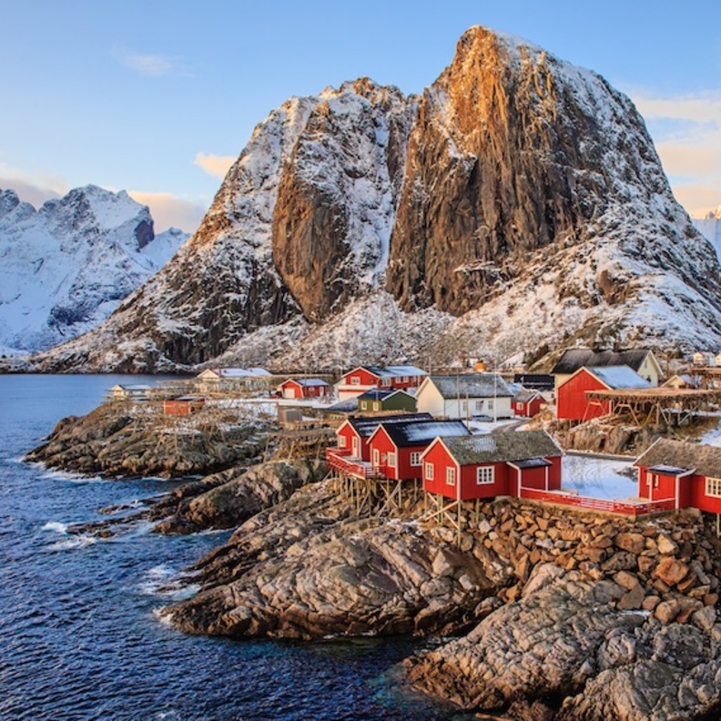 اكواخ الصيادين الجميلة المحاذية للمياه