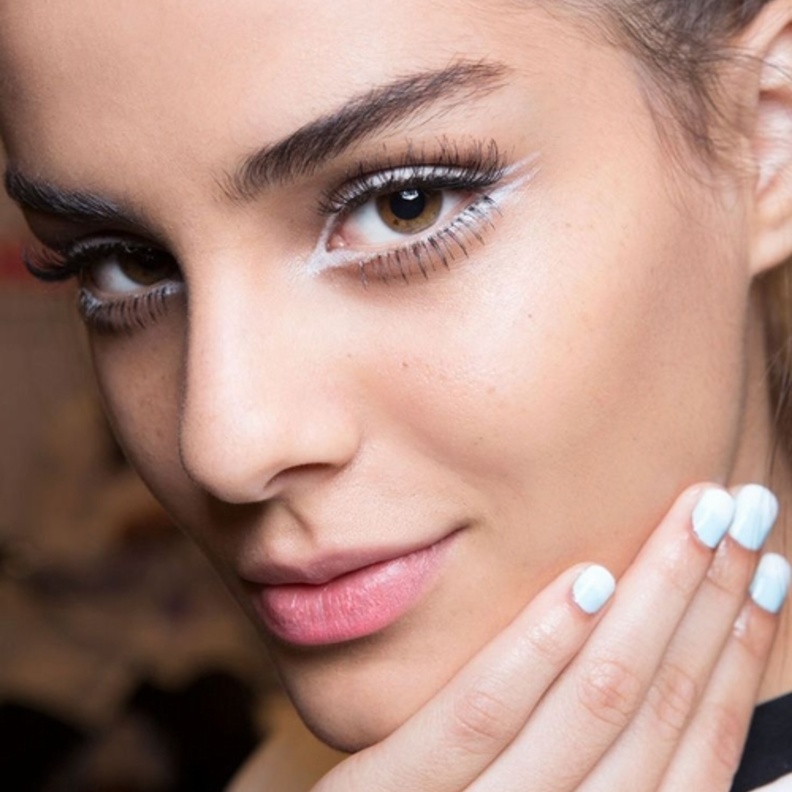 الآيلاينر الأبيض يعطيكي مظهر أوسع للعيون