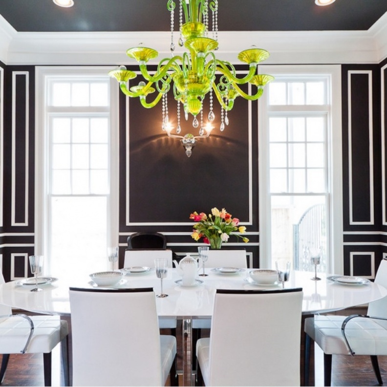 الأبيض والأسود مزيج رائع في غرفة الطعام