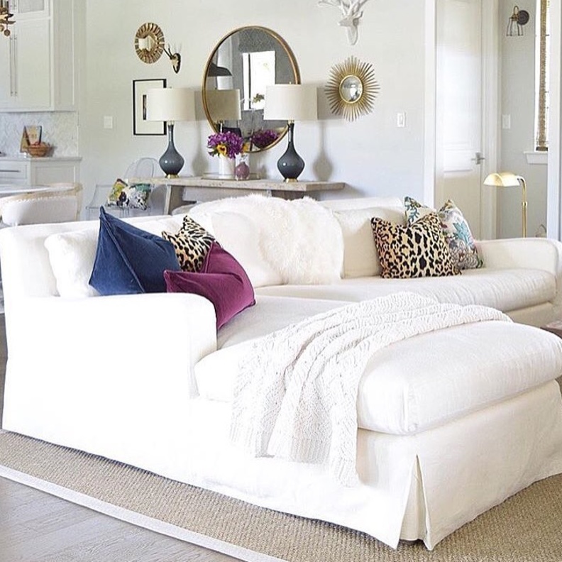 الأبيض ووسائد غامقة لمنزل أنيق 