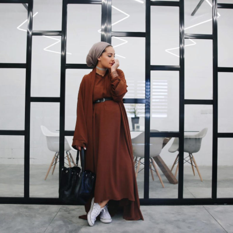 الأحذية الرياضية أساسية في إطلالات الحوامل نسقيها مع الفساتين الطويلة والأنيقة بالقصّات البسيطة على طريقة المحجبة آسيا