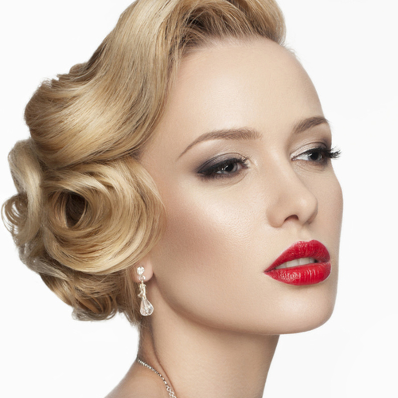 الأحمر مثالي على شفتيك أيتها العروس