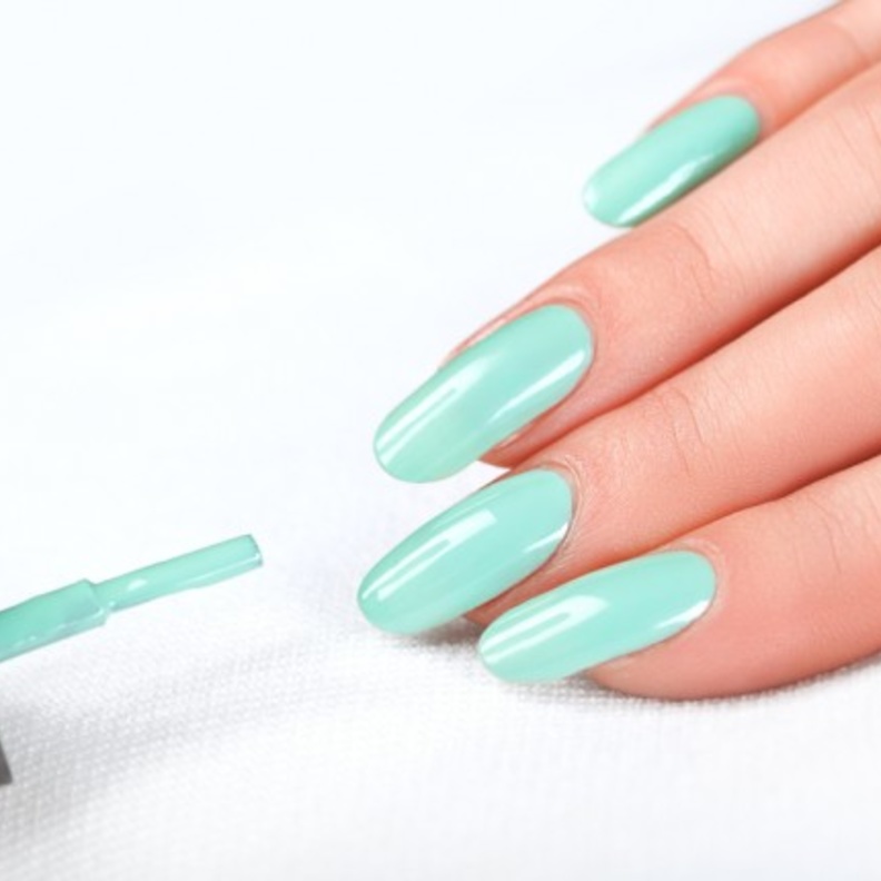 الأخضر الفاتح لأظافر ناعمة