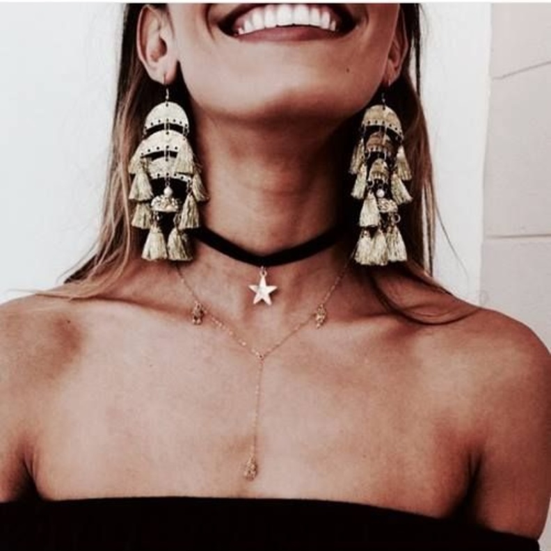 الأقراط الذهبية الكبيرة لتزيني أجمل اطلالاتك هذا الموسم 