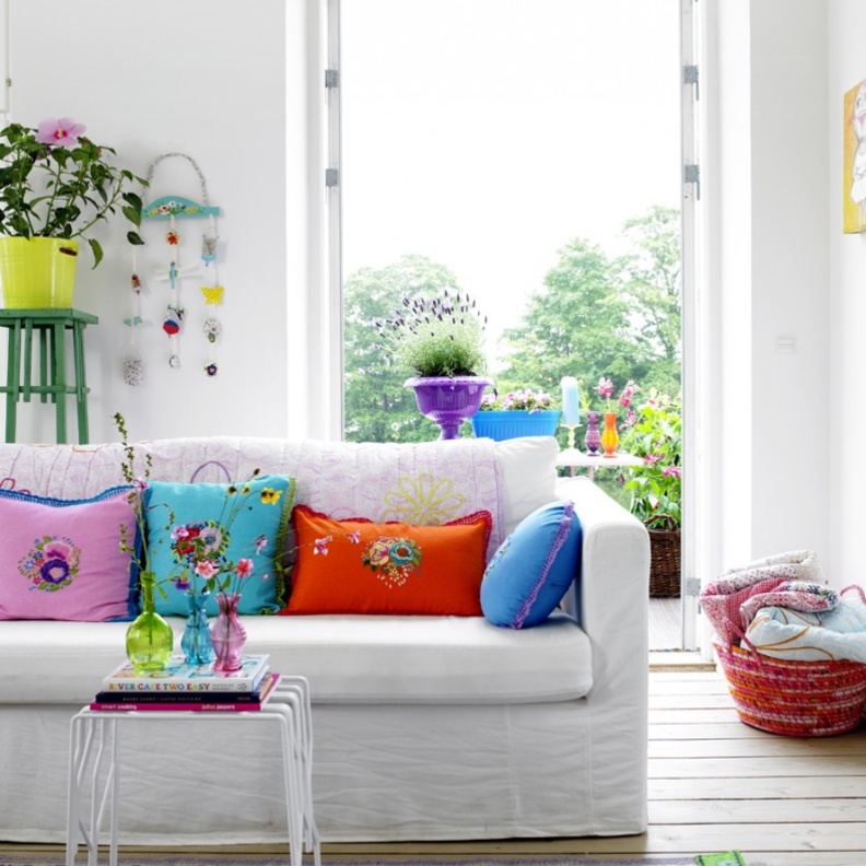 الألوان في اكسسوارات الغرفة البسيطة مثل الوسائد و السجادة و حوض الأزهار 