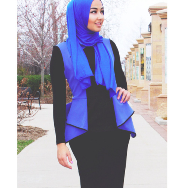 تستطيع صاحبات البشرة البيضاء ارتداء حجاب احمر